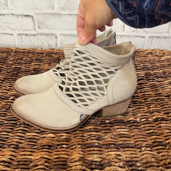 Women’s Rebels beige colored mesh leather style back zip western boots 6 - Picture 2 of 6